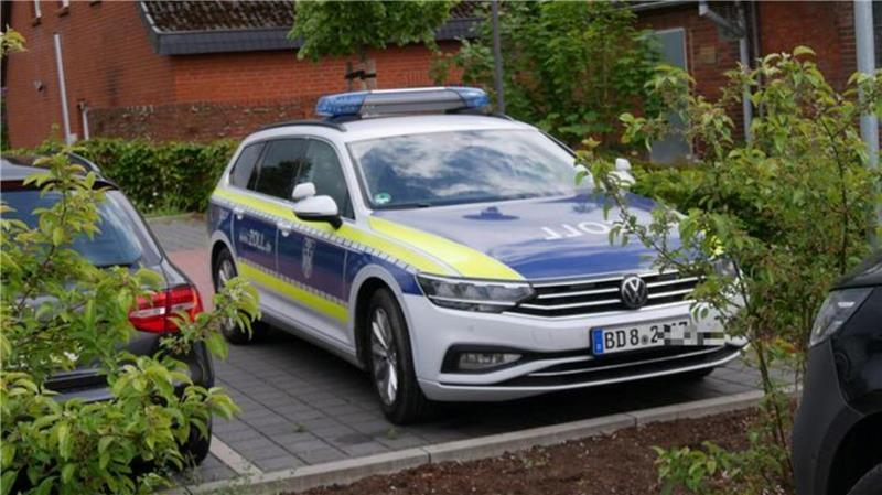 Staatsanwaltschaft Stade ermittelt: Steuerfahndung in 17 Objekten Hinter dem Imbiss in Hechthausen waren mehrere Fahrzeuge von Zoll und Polizei postiert.