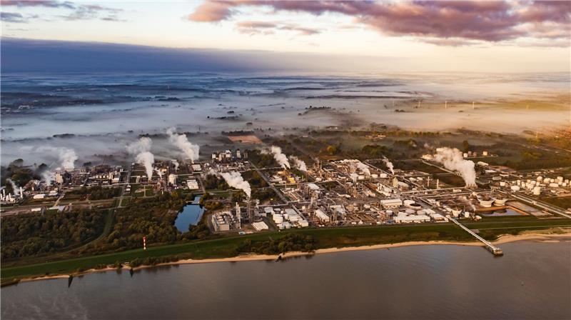 Hinter dem Industriepark liegt Frühnebel über den Feldern. Dort wachsen auch die Äpfel von Jan Witt.