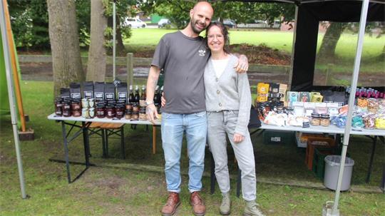 Hinter dem Namen „Tante Hilda“ verbergen sich Monja und Göran Gallandt aus Burweg, die einen Mix aus Café, Frischemarkt, Catering und Feinkost präsentieren.