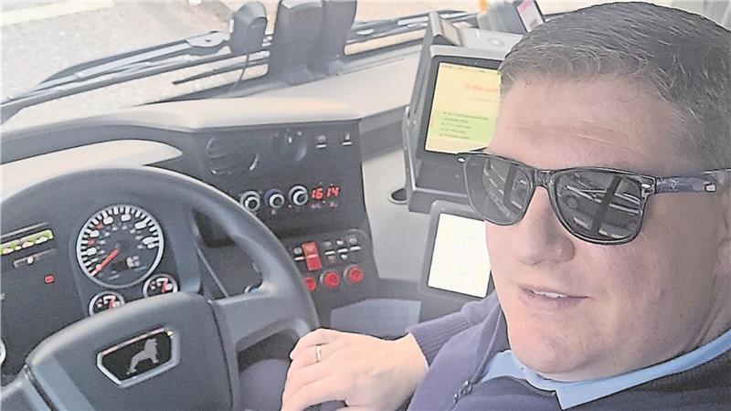 Hinter dem Steuer eines Busses fühlt sich Stefan Schmidt genauso wohl wie in seiner Praxis. Der fünffache Familienvater verbindet Leidenschaft und Verantwortung auf zwei unterschiedliche Arten.