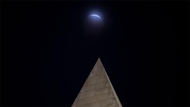 Wolken nehmen Sicht auf partielle Mondfinsternis Hinter dem Washington-Monument in Washington ist die partielle Mondfinsternis durch die Wolken zu sehen.