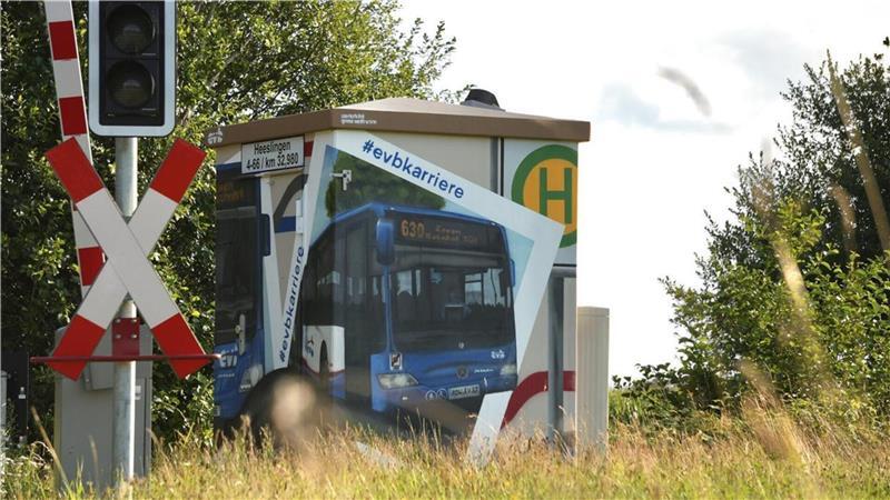 Hinter dem bunten Motiv einer EVB-Kampagne zwischen Heeslingen und Zeven steckt ein Künstler aus Stade: Leonard Cordes