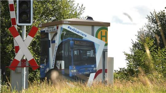 Hinter dem bunten Motiv einer EVB-Kampagne zwischen Heeslingen und Zeven steckt ein Künstler aus Stade: Leonard Cordes