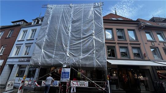 Hinter dem verhüllten Baugerüst passiert gerade eine ganze Menge.