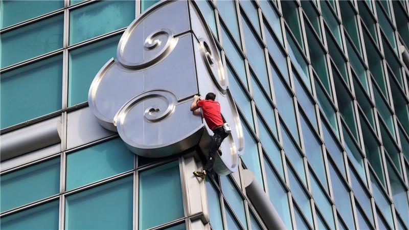 Hinter den Bürofenstern haben etliche Schaulustige den Extremsportler Honnold immer wieder fotografiert und jubelnd angefeuert.
