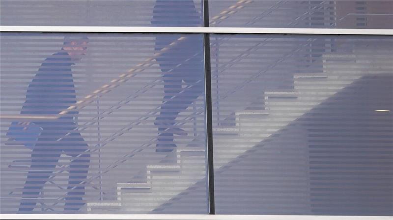 Hinter den Kulissen hat die Regierungsbildung begonnen. Union und SPD schickten insgesamt 18 Verhandler in die erste Runde. 