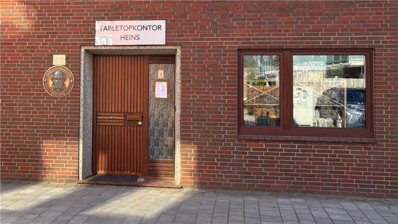 Hinter der Backsteinfassade finden Liebhaber von Miniaturfiguren und Tabletop-Spielen seit September eine Anlaufstelle im Flecken.