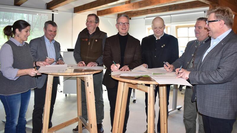 Pilotprojekt: Mit Kameras dem Wolf auf der Spur Hinter der Kooperation stehen verschiedene Akteure (von links): Dr. Ingrid Wiesel vom NLKWN-Wolfsbüro, Hans-Jörg Schrader vom niedersächsischen Umweltministerium, Helmut Blauth von der Landesjägerschaft, Erster Kreisrat Friedhelm Ottens, Peter Ebach von der Jägerschaft Wesermünde-Bremerhaven, Andreas Schwanke von der Jägerschaft Land Hadeln/Cuxhaven und Cuxhavens Stadtbaurat Andreas Eickmann.
