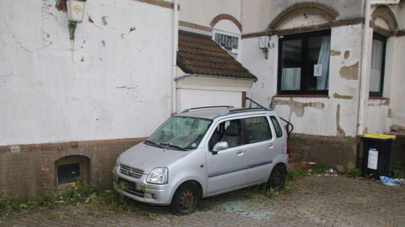 Hinter der "Martinsklause" steht ein zurückgelassener Opel ohne amtliches Kennzeichen. Der Wagen weist Spuren von brachialer Gewalt auf. 