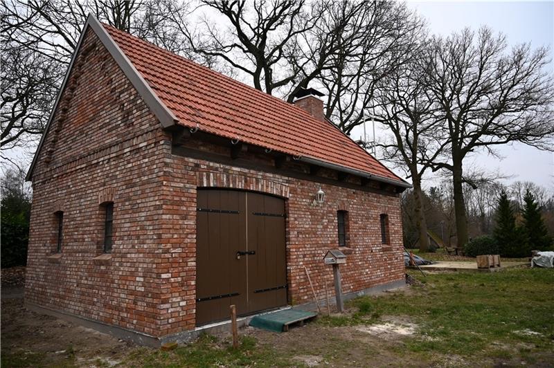 Hinter der alten Schmiede soll das Backhaus entstehen. Das Fundament ist bereits gegossen. Foto: Ahrens