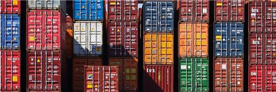 Hinter diesen Türen von Containern kann die Organisierte Kriminalität stecken. Erneut wurden im Hafen riesige Mengen von Kokain entdeckt. Foto: dpa