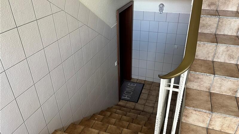 Urteil im Femizid-Prozess: Horneburger Mörder muss für viele Jahre in Haft Hinter dieser Tür in einem Mehrfamilienhaus in Horneburg spielte sich im September 2023 das tödliche Ehe-Drama ab.