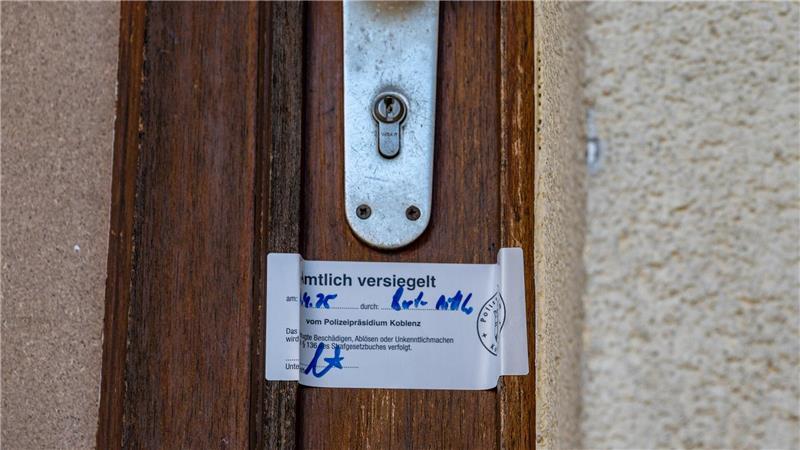 Leiche im Westerwald gefunden – mutmaßlicher Dreifachmörder? Hinter dieser Tür spielte sich die grausame Tat ab. (Archivbild)