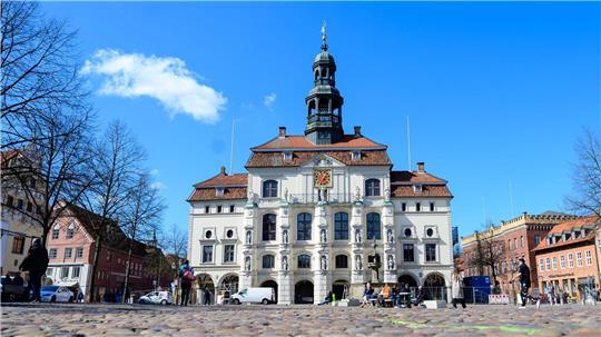 Hinter kleinen Rissen verbergen sich große Schäden - die historische Lüneburger Rathausfassade wird in den kommenden zwei Jahren zur Baustelle.