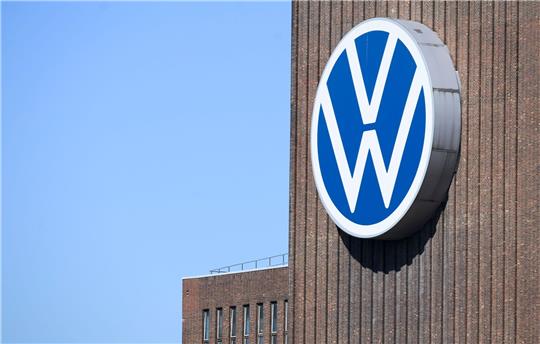 Hintergrund der Durchsuchung ist das seit Jahren laufende Verfahren wegen des Verdachts überhöhter Betriebsratsgehälter bei Volkswagen.