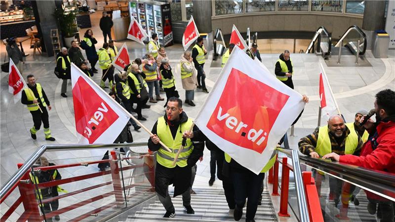 Verdi-Streiks gehen weiter - Schneller Neustart an Flughäfen Hintergrund der Warnstreiks sind zwei verschiedene Tarifkonflikte.