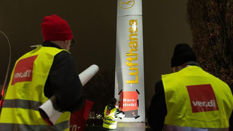 Hunderte Lufthansa-Flüge fallen wegen Warnstreiks aus Hintergrund des Warnstreiks sind die konzernweiten Vergütungstarifverhandlungen für die laut Verdi rund 25.000 Beschäftigten am Boden.