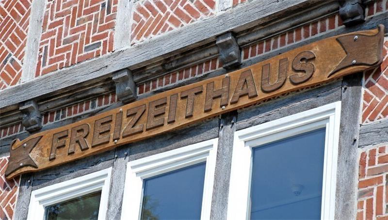 Hinterm Schild soll vieles neu werden: Das Freizeithaus in Buxtehude steht vor einem Wandel.