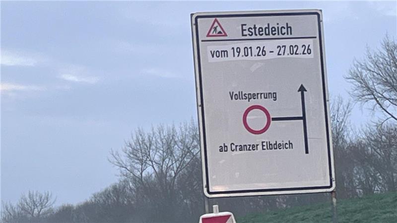 Hinweis am Hauptdeich auf die Vollsperrung in Cranz. Hier ist noch vom 19. Januar die Rede.