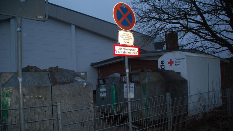 Sorge um mangelnde Brandschutzbedingungen in Beckdorf Hinweis auf die Löschwasser-Entnahmestelle vor der Beckdorfer Sporthalle.