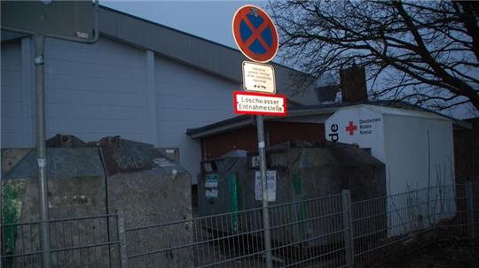 Hinweis auf die Löschwasser-Entnahmestelle vor der Beckdorfer Sporthalle.