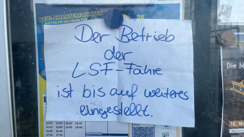 Hinweis im Schaukasten am Lühe-Anleger in Grünendeich.