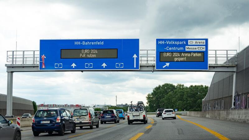 EM-Spiel und Sommerferienbeginn: Verkehrslage im Norden Hinweise zum Park-System während der Europameisterschaft stehen auf digitalen Anzeigetafeln über der A7 an der Abfahrt Hamburg-Bahrenfeld.