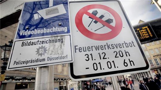 Hinweisschilder auf Videoüberwachung und Böllerverbot in Düsseldorf.