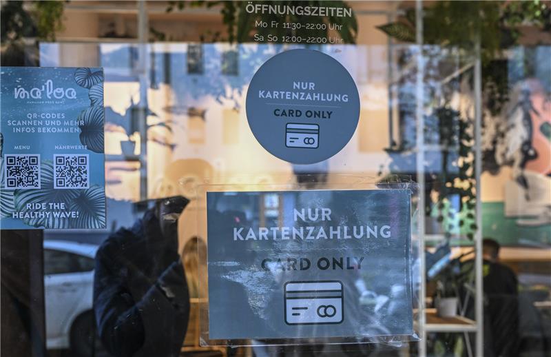 Läden lassen nur Zahlung mit EC-Karte zu: Ist das überhaupt erlaubt? Hinweisschilder im Eingangsbereich eines Ladens: Hier nur Kartenzahlun möglich. Foto: Jens Kalaene/dpa/dpa-tmn