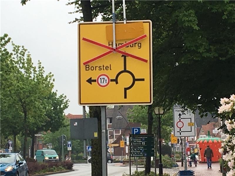 Hinweisschilder vor dem Kreisel „Jork-Mitte“ in Westerjork. Foto Vasel