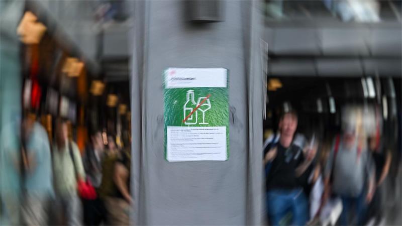 Hinweisschilder wie diese hängen ab Donnerstag in Bahnhöfen im ganzen Land. (Archivbild)