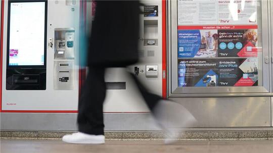 Hinweisschilder zum Erwerb eines Deutschlandtickets hängen neben einem Fahrkartenautomaten am U-Bahnhof Schlump.