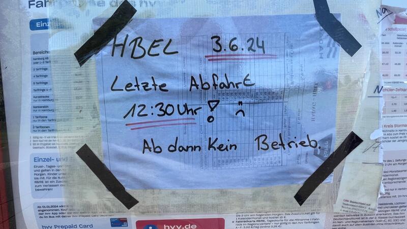 Ärger im Alten Land: Hadag will Fähre Cranz-Blankenese einstellen Hinweiszettel im Schaukasten am Fähranleger in Neuenfelde am Este-Sperrwerk.