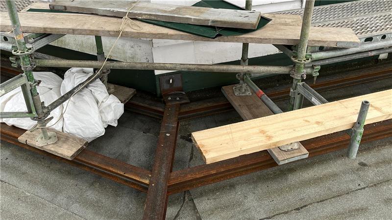 Windmühle Venti Amica am Achtkant wieder schick und dicht Hiobsbotschaft: Die Abdichtung der Galerie der Venti Amica muss erneuert werden.