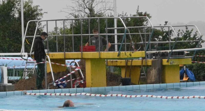 Hiobsbotschaft: Es gibt wieder ein Leck in einer Wasserleitung, unter Hochdruck startete die Reparatur am Freitagmorgen - im strömenden Regen.