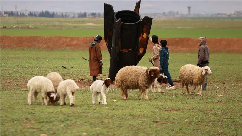 Hirtenjungen inspizieren eine nicht explodierte iranische Rakete, die auf einem offenen Feld in Qamishli in Syrien gelandet ist.