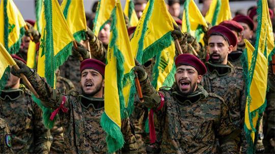 Hisbollah-Kämpfer bei einer früheren Beerdigung eines hochrangigen Hisbollah-Kommandeurs. (Archivbild)