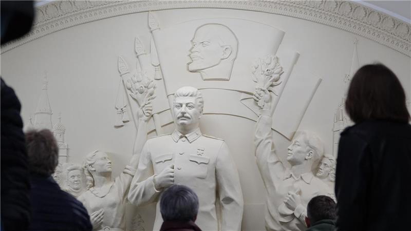 Historiker machen Sowjetdiktator Josef Stalin für den Tod von Millionen Menschen verantwortlich - nun erinnert ein Denkmal in der Moskauer Metro an ihn. 