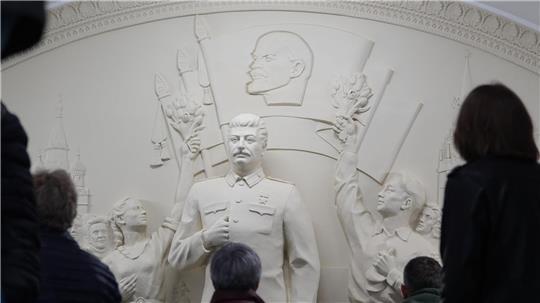 Historiker machen Sowjetdiktator Josef Stalin für den Tod von Millionen Menschen verantwortlich - nun erinnert ein Denkmal in der Moskauer Metro an ihn. 