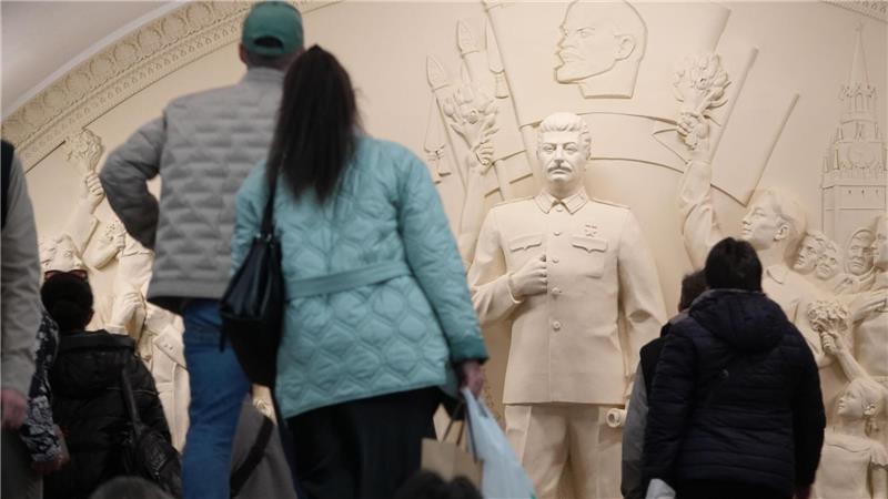Historiker machen Sowjetdiktator Josef Stalin für den Tod von Millionen Menschen verantwortlich - nun erinnert ein Denkmal in der Moskauer Metro an ihn. 