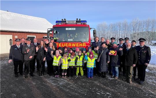 Historisch: Die 15 Kinder der Kinderfeuerwehr Este nach der Gründung vor einem Feuerwehrfahrzeug mit Vertretern aus Politik und Feuerwehrwehr.