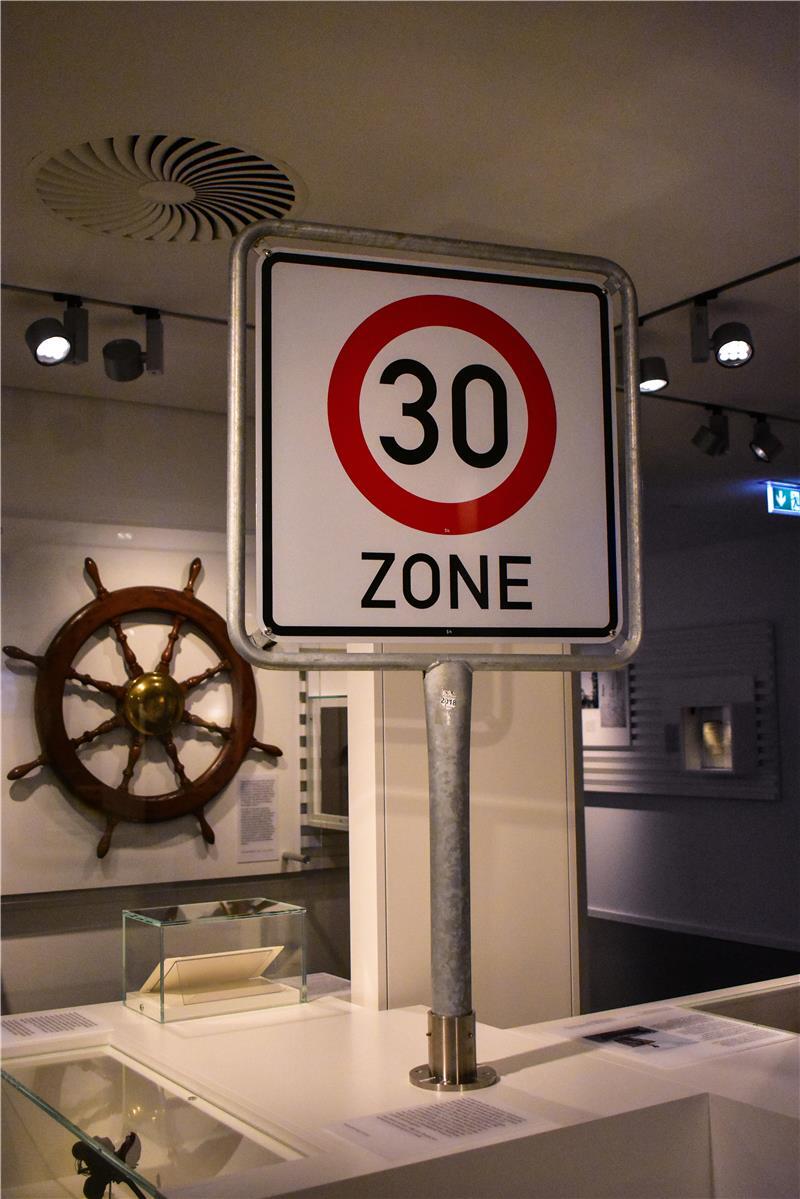 Hollywoodreif: Mit ChatGPT auf Entdeckungsreise durch Buxtehude Ein Tempo-30-Schild im Heimatmuseum Buxtehude.