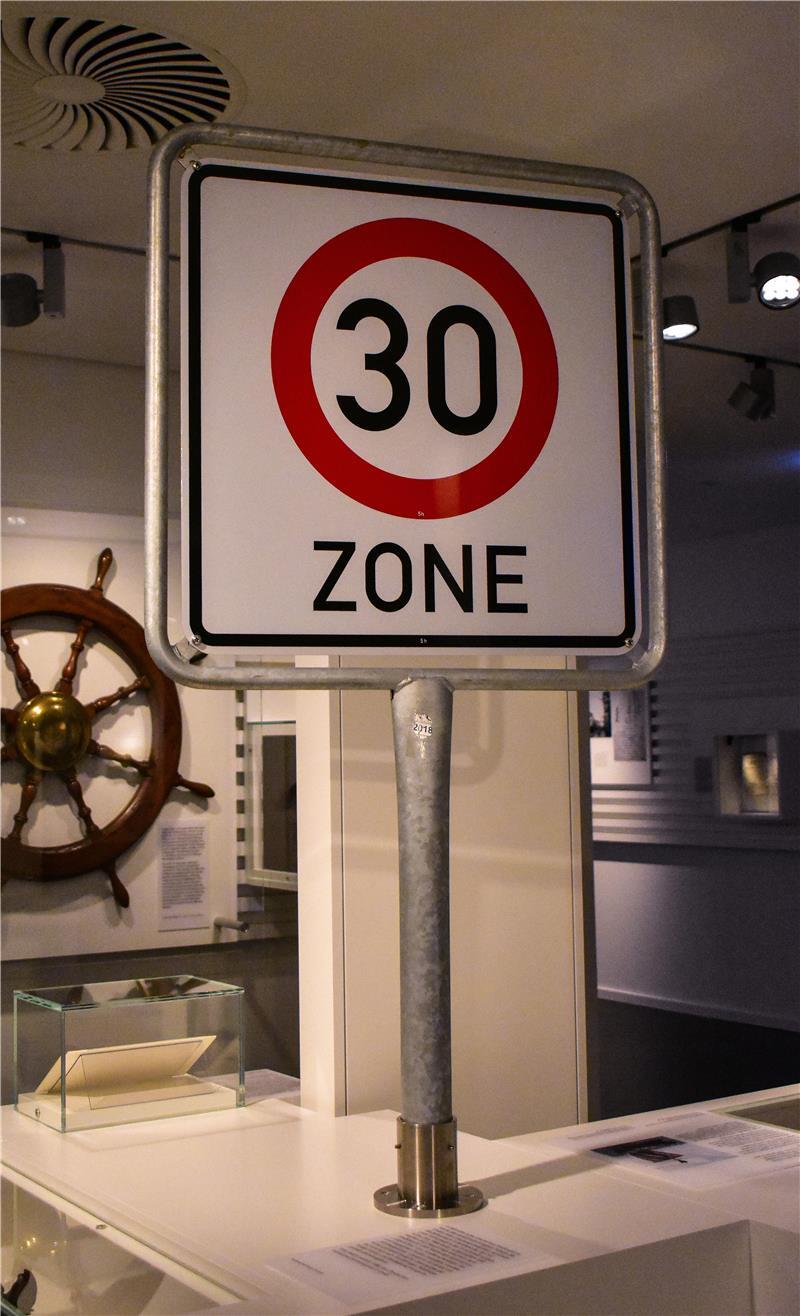 30er-Zonen-Schild in einem Museum in Buxtehude.