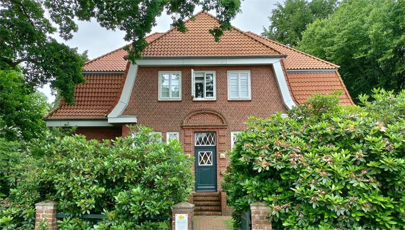 „Eine Stunde History“: Erfolgspodcast erzählt Geschichte in über 500 Folgen Historisch ist hier alles: Das Wohnhaus wurde 1927 von Ludwig Alpers gebaut, Reichstagsabgeordneter der Welfenpartei in der Weimarer Republik. Im Vorgarten steht eine mehr als 350 Jahre alte Eiche aus der Zeit des Dreißigjährigen Krieges.