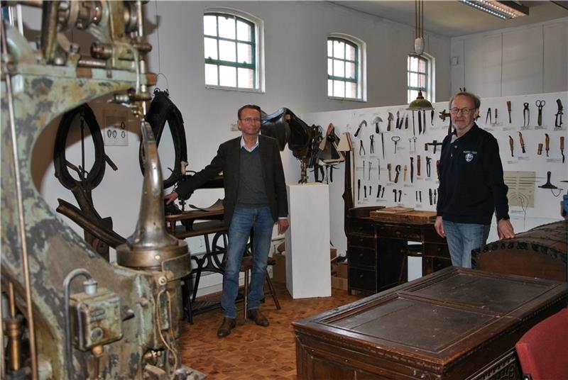 Historisch ist im Handwerksmuseum nicht nur die Nähmaschine in der Sattlerei (links): Ulrich Amthor und Wolfgang Tharann würden gern eine moderne App zur verschlüsselten Kontakterfassung nutzen. Foto: Lohmann