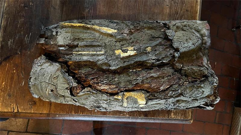Neustart im Abthaus in Buxtehude nach dem Tod des Wirts Kutz-Kromnow Historisch wertvoll? Dieses Stück Hausfassade fanden die Freunde des verstorbenen Wirts beim Aufräumen.