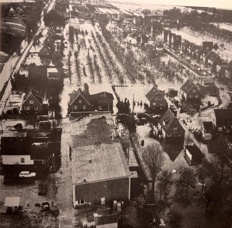 Historische Aufnahme: Noch Wochen nach der Sturmflut litten im tiefer gelegenen Binnenland die Menschen unter der Überflutung.