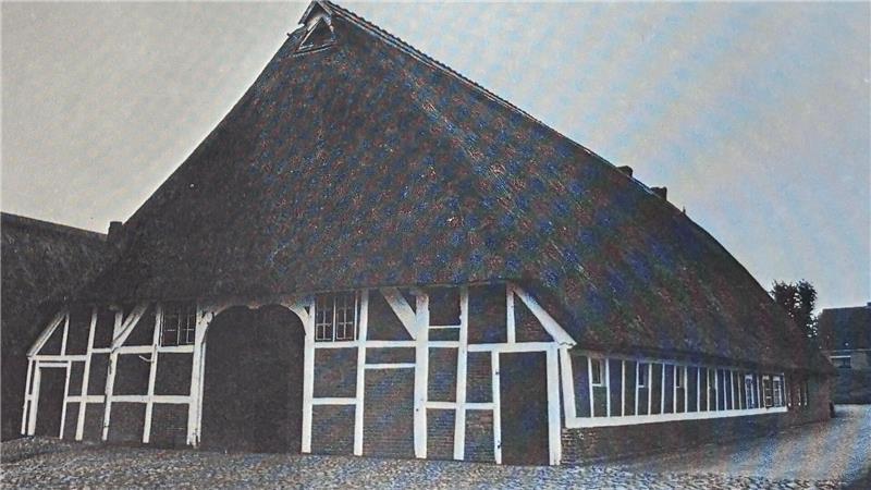 Historische Aufnahme aus den 1980er Jahren: Blick auf den Wirtschaftsteil des Bauernhauses mit der Grotdör des niederdeutschen Hallenhauses Ort 16 in Mittelnkirchen.
