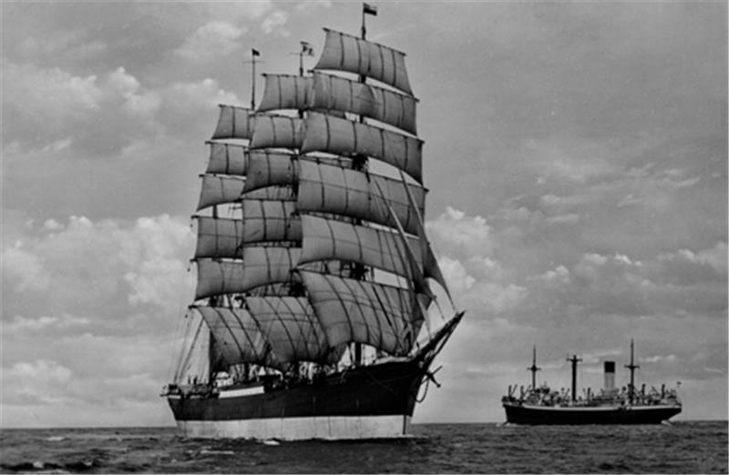 Historische Aufnahme der „Peking“ unter vollen Segeln in der Elbmündung. Foto: Hans Hartz