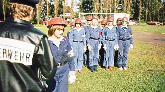 Historische Aufnahme: die erste Feuerwehrmädchengruppe Hüll.